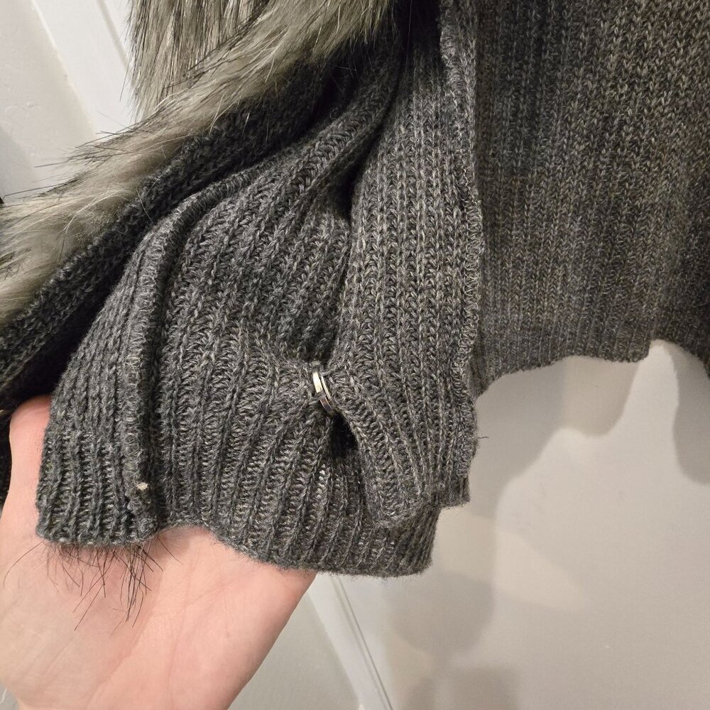 Kate Landry Faux Fur Collar Cropped Cape Knit Sleeves Gray Size M Acrylic & Wool - Picture 8 of 13